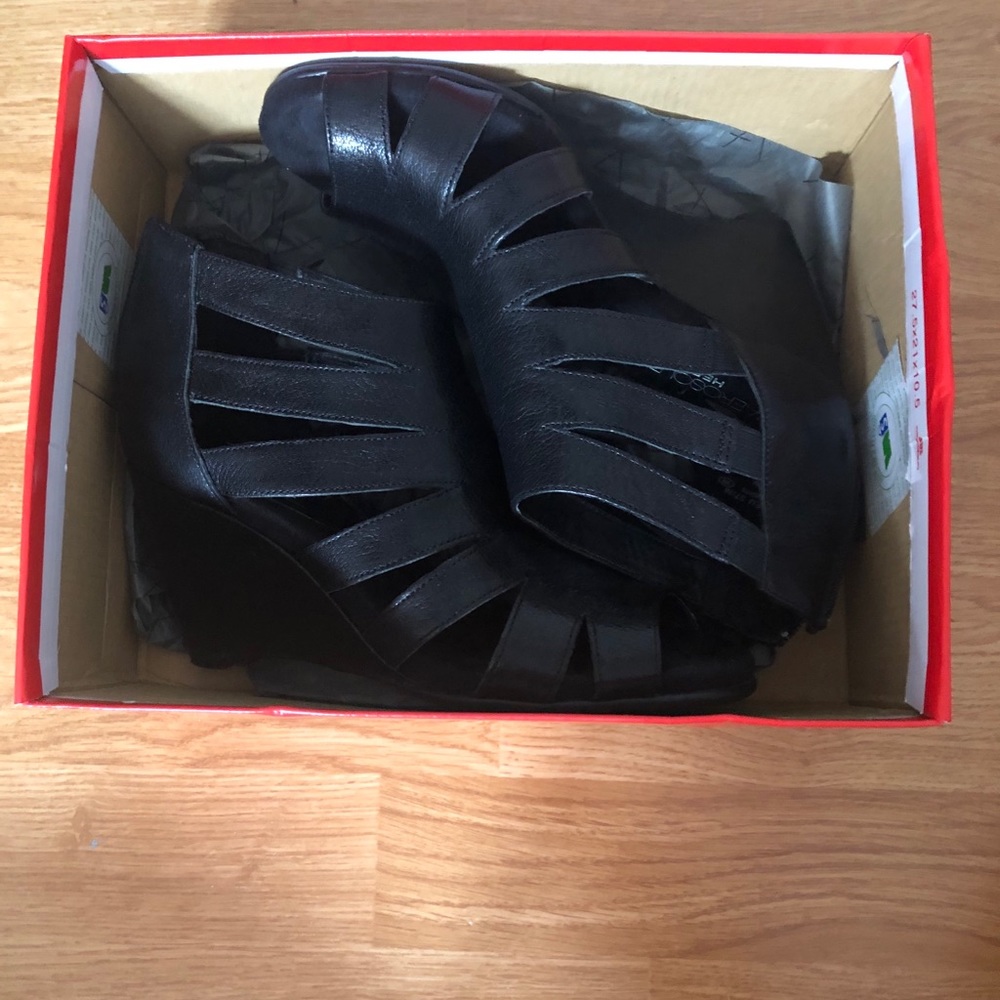 Black Criss Cross Aerosole heels!